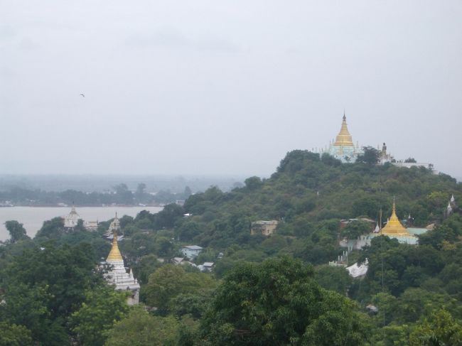 ザガインヒルからの眺望。ザガインはエーヤワディー川のほとりにある街で、この街もかつては都が置かれザガインヒルの周辺にはたくさんのパゴダがある。街に入るのに外国人は入域料3＄必要。その他サガインヒルはカメラ（150ﾁｬｯﾄ：0.17＄）ビデオ（2500ﾁｬｯﾄ：2.8＄）とやたら観光客から金をとりあげる。
