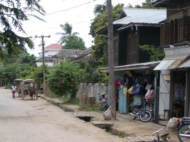 インワの街並み。橋がかかってなく、船で行く。この街も都が置かれたことがあり、入域料5＄必要。船着き場から馬車で観光。<br />