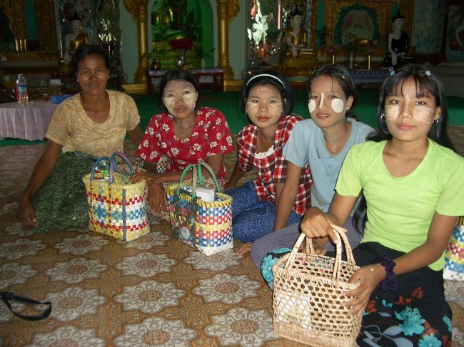 インワにあるもう現在は使用されていないマハーアウンミェ僧院とういうレンガ造りの立派な建物付近にいる土産売り軍団。一人でゆっくり見たたかったが、づっとつきまとわれた。仏像の小物、古銭等だがあまりのしつこさにおもしろみさえ感じたが、何も買わなかった。彼女達が顔につけてる白いものは、日焼け止めの“タナカ”。私も滞在中は顔に“タナカ”をつけて、ロンジーを履いて観光。