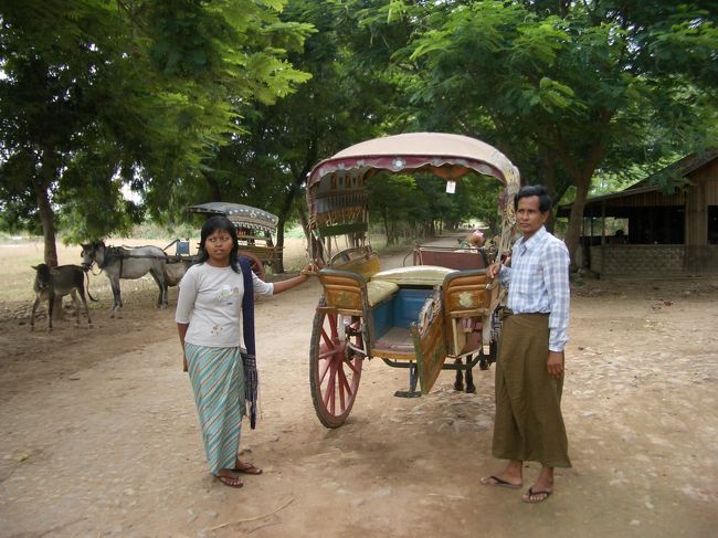 インワ。女性はガイドで日本語ペラペラ。男性はホースドライバー（いわゆる馬車の運転手）。ガイドの彼女もドライバーと言っていた。馬車は観光用としてだけでなく、住民の交通手段としても一般的に使われている。<br />