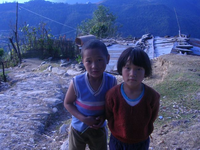 こちらはポカラから出かけたトレッキングの時に出会った子供。ガイドブックによるとネパール人の識字率は２５パーセントだと書いてあったので、この旅行では鉛筆やボールペンをたくさん持ち、山の中にいる子供達にプレゼントした。旅行者でもできる簡単な援助です。