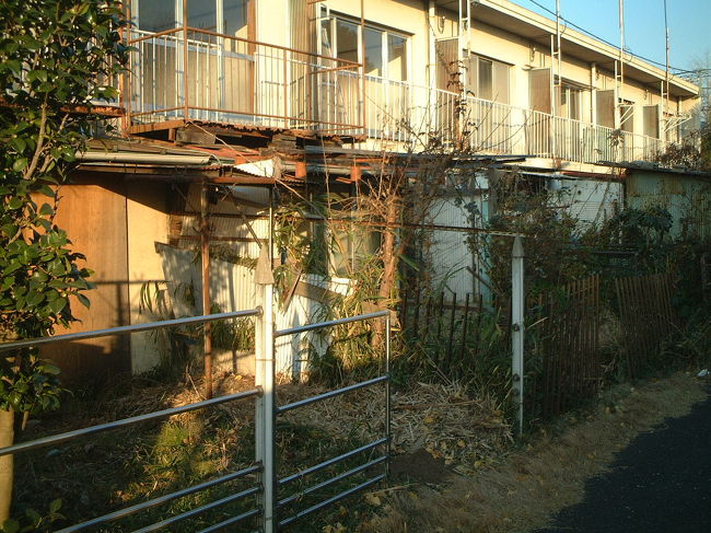 廃屋・・ではなく、社会が廃屋にしている。<br />まだ、充分に活きていける機能を保持している。