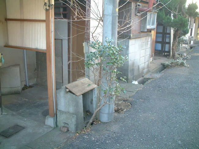 忘れさられた・・ゴミ箱<br />沢山の生活の記録を抱え込んだ・・