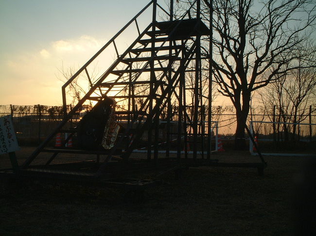 夕日と朽ちた鉄の階段・・<br />