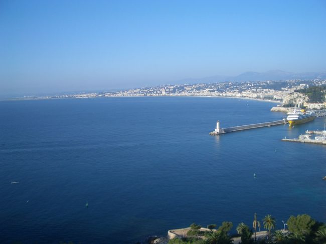 初日は自宅→伊丹→成田→ロンドン→ニース→ホテルという、安モンツアーならではの強行軍となりました。自宅出発からホテル着まで約26時間〜。<br /><br />到着日は真っ暗で何が何かわからないニースでしたが、翌朝は快晴！コートダジュール（約すと紺碧海岸…）の名にふさわしい、真っ青な海を見せてくれました。