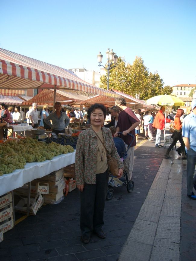 ニースの朝市。<br />久しぶりの海外旅行でコーフンぎみ。なんとしても写真に写りたい母猫であります。