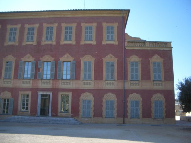 マティス美術館。<br />ニース郊外にある、すっきりとしたとても気持ちのよい美術館。日本の展覧会のように押せ押せの状態でなく、自分のペースでゆったりと楽しむことができる。<br /><br />写真撮影は不可だったけど、大胆にもマティスの模写を一枚だけしちゃいました。