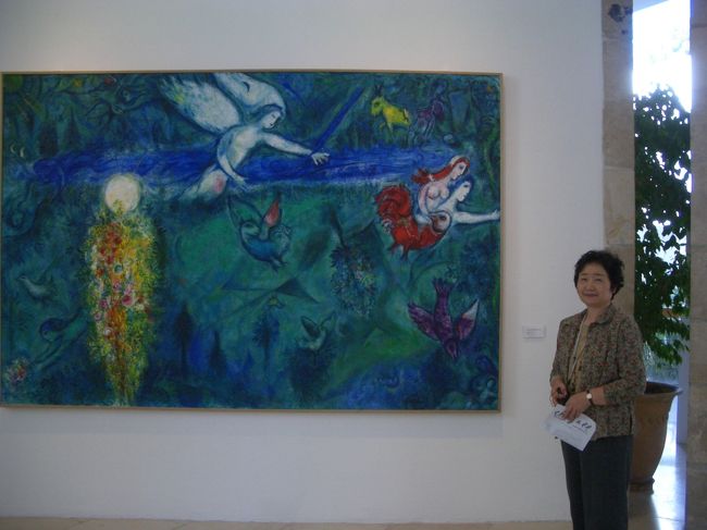 シャガール美術館。<br />同じくニース郊外にあり、こちらは少し人が多い。<br /><br />でもこのように原画の前で写真撮影ができるのだ。信じられん〜
