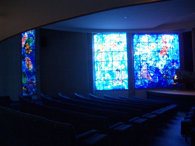 シャガール美術館内の、小ぶりで素敵な音楽ホール。<br /><br />こんなところでコンサートが聴けたら、また感激もひとしお、なのでしょうね。