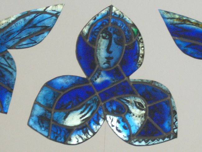 上のステンドグラスの拡大。<br /><br />シャガールはもちろん画家として有名であったけれど、数少ない優秀なステンドグラス作家でもあったとのこと。