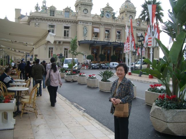 ３日目、モナコ公国。<br />正面がグランカジノ、左手が有名なカフェ・ド・パリ。