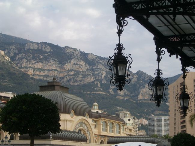 グランカジノからモナコの街を望む。<br />が、モナコはとっても小さい国で、向こうの山の上に見えるのは実はフランスなのだ。日本人には考えられない感覚だよね。