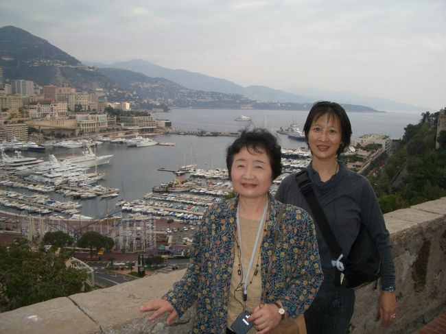 モナコの王宮広場から、港を見下ろして。<br />すっごいクルーザーとかあって、金持ちがいっぱいなのが伝わってきます。