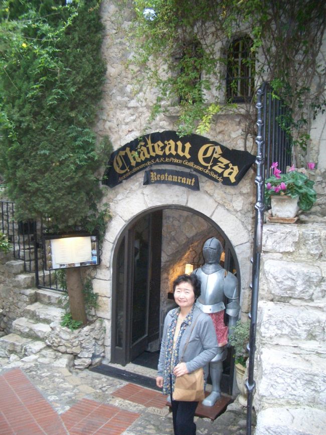 突然ですが、ツアーの食事はまずい！<br />10年前のツアーはイギリスだったのでまずかったと思っていたが、美食の国フランスでもツアー食は悲しいほどまずいのだ。<br /><br />３日目にしてツアー中は美味しい食事にありつけないと悟った私たちは、エズという小さな村での自由時間に、ホテルのランチを食べに行くことにした。<br /><br />予約もなしで。言葉もわからずに！さて私たちは果たして美味しいフレンチにありつけるのか！？