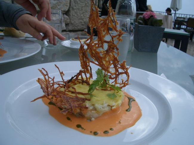 当然、ありつけました。<br />レストランに靴を修理しに来る人はいない。レストランに行ったら、必ず料理を出してもらえます。初めての人も言葉のできない人も安心してね。<br /><br />ランチは２種類。どちらもオードブル・メインデッシュ・デザートの組み合わせ。35ユーロか50ユーロ。<br /><br />私たちは35ユーロを選び、やってきたのがこの魚のオードブル。美味しいよう〜