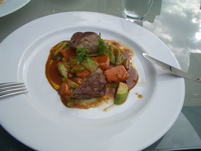 メインのお肉。やわらかくて美味しいよ〜。<br /><br />メニューは見ているのだけどモチロン何が書いてあるのか読めていないため、「あ、メインはお肉だったのね」状態。<br /><br />