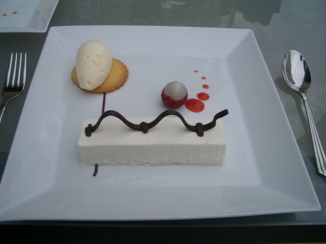 そしてデザート。<br /><br />母猫は、「これはミロの作風で盛り付けてあると思う」とのご意見。皆様は賛同されますか？