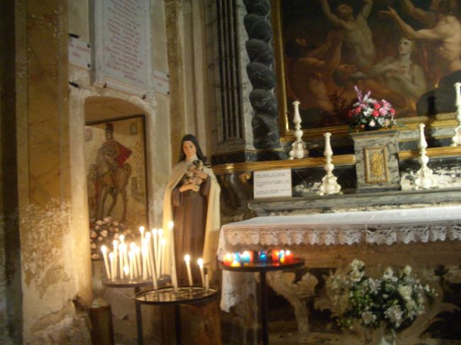 大満足で、美しいエズの村を散策。<br />そして村の教会に。<br /><br />小さな教会は、言葉がいらないほどに美しい。何もなくても厳かな気分にさせてくれる。<br />こういう建物が幼少のころから生活の近くにあって出入りしていたら、自然に信仰心が生まれてくるのだろうなぁ。<br />