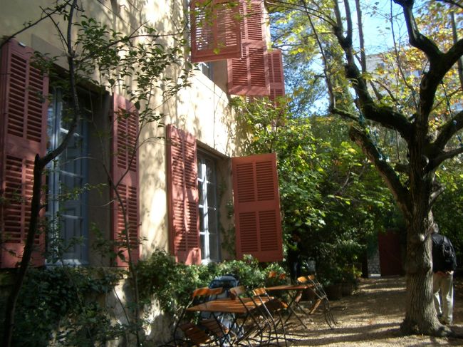 さて、４日目。<br />エクス・アン・プロヴァンスのセザンヌのアトリエ。<br /><br />意識して選んだわけじゃないのに、図らずも芸術を味わうのに恵まれた旅となった。<br /><br />ここも写真不可でアトリエ内は撮れなかったが、大きな窓からの景色が、まるで１枚の絵のように美しかった。<br />たくさんの画家たちが、ここ南仏にやってきて絵を描きたかったのがわかる。描きたくなるほどに美しい風景なのだ。