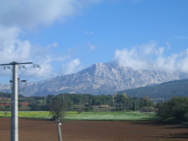 セザンヌが気に入って描いた山。<br />バスの中から撮ったので、いい加減なのは許して〜