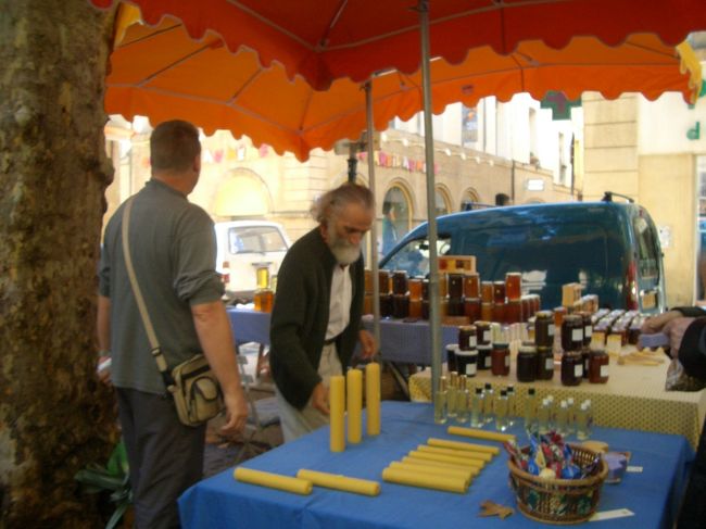 が、うずらの買ったラヴェンダーオイルは大満足〜。<br /><br />手造り化粧水に、リンスに、入浴剤にと大活躍！<br />それに既製品より、ピュアな香りなのだ。これで100ｃｃ10ユーロ（1400円）。ふっふっふ。<br /><br />でも後で写真を見たら蜜蝋のロウソクもあるし、もっと買えばよかった〜。