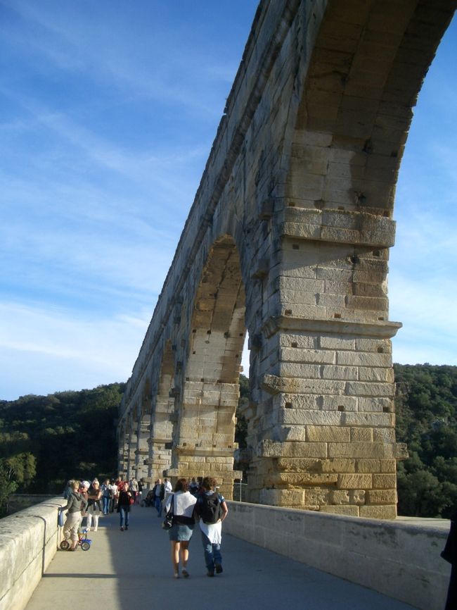 午後は世界遺産のポン・デュ・ガールへ。<br /><br />紀元前19世紀に建造され、5世紀頃まで使われていた水道橋。<br />ローマ人は、本当に大きくて堅牢な建物を造るのが好きだったんだね。<br /><br />見上げると特にその凄さがわかる。