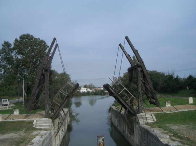 ５日目、アルルへ。<br /><br />そして言わずと知れた、ゴッホの「アルルの跳ね橋」。<br /><br />ゴッホの時代のものはもうなくて、これは再建されたもの。