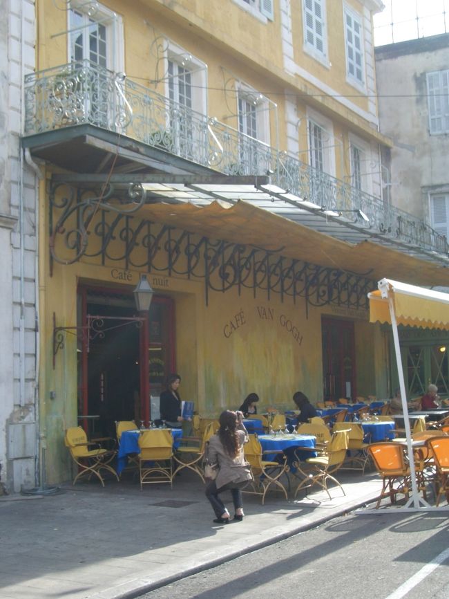 続いて「夜のカフェテラス」。こちらは健在。<br /><br />ゴッホのゆかりのある場所にはその絵の着いたプレートが建ててあって、「ふんふん、この絵のここね」と観光客は知ったかぶりで楽しむことができる。<br /><br />「ゴッホはここに住んで絵を描いていたときは、変人扱いされ、その絵も全く理解されなかった。<br />食事の代金として絵を渡したこともあったが、理解されず、鳥小屋の壁に使われたこともある。この地元では、ゴッホの絵は１枚も残っていない。<br />でも今は、そのゴッホの名声にあやかって、商売をしている。ゴッホ、かわいそうね」とは、地元のガイドさんの弁。<br /><br />軽はずみにゴッホの足跡を追いかけ、写真を撮って満足している自分を振り返って、少し恥ずかしい思いがした。<br />今度ここに来るときは、もっともっとゴッホを理解してから来ることにしたい。