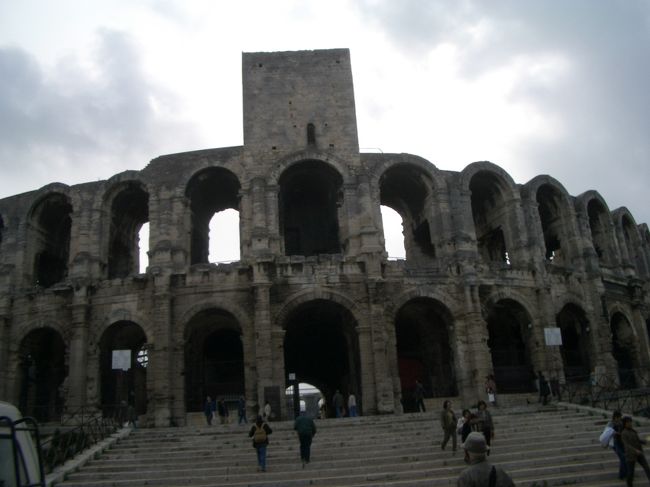 同じくアルルの、世界遺産・円形闘技場。<br /><br />建造は１世紀末ごろ。フランスに残る最大の闘技場。<br />ローマ人の建造物の重要項目は<br />・大きいこと<br />・使いやすいこと<br />・長持ちすること<br />なのだそうだ。<br />この闘技場も、２万人が数分のうちに出入りできるように、入場のシステムが考えられている。<br />そして何といっても１世紀から今までもってるんだから、長持ちだよね。