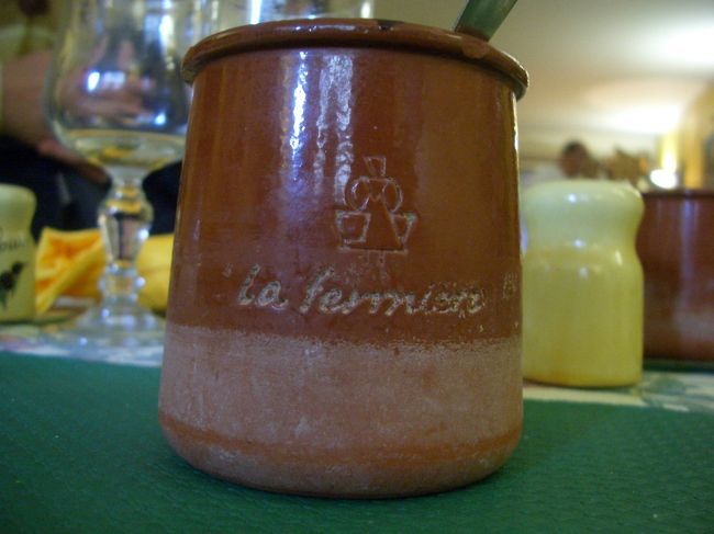 ツアーで、唯一美味しかったのが、このアルルのレストラン。<br />夜のカフェテラス　の裏手です。ぜひオススメ。<br /><br />そしてこのデザートのプリンが、とっても美味しかったのだ〜。容器も可愛いでしょう。