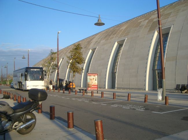 アヴィニヨンのＴＧＶ駅。<br />すっごい近代的で、駅の趣は全く感じられません。<br /><br />今からＴＧＶに乗ってパリへー。南仏ともこれでお別れです。