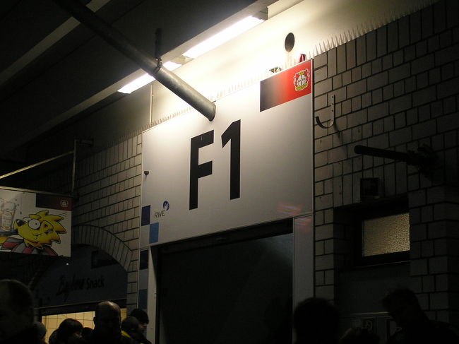 ここの階段を上ると･･･いよいよピッチが見えてきます！