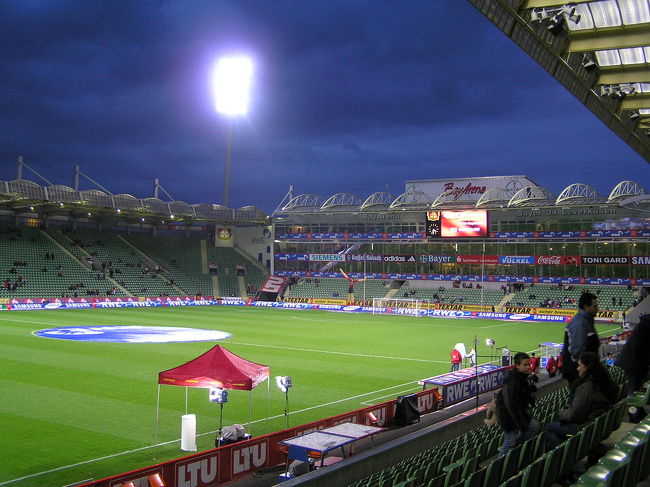 座席に座ってみての眺め。<br />BayArenaは小さいスタジアムなのでピッチがとても近いです。