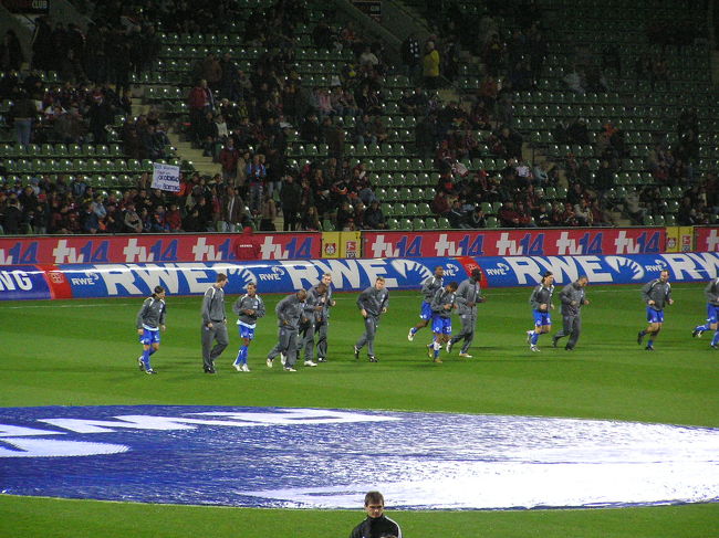 対戦相手、Hertha Berlinの選手もアップ中。