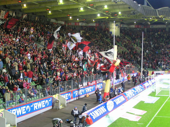 ゴール裏にもファンが集まって、応援が始まりました。