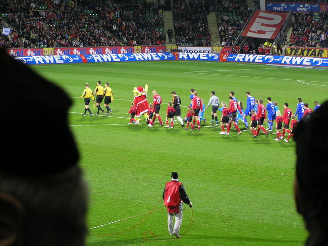 いよいよ選手の入場です。<br />ちょうどクリスマス前だったのでマスコットのブライアンもサンタのコスチュームで登場です。