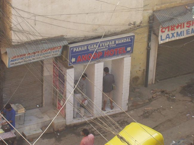 どうどうと公衆トイレが道沿いに！！<br />男っていいな･･･