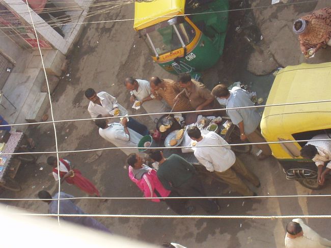 カレーをぱくつく男たち。<br />立ち食いカレーってところでしょうか