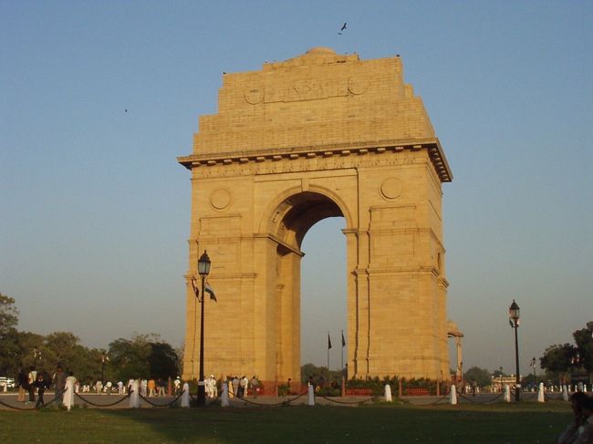 インド門です。<br />すごくキレイでしょ？青い空に映えてますよね。ここの芝生でリラックスしているといろいろな押し売りにあいます。しかもかなりしつこい･･･
