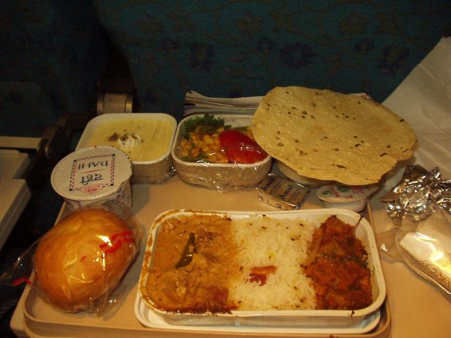 エアーインディアの機内食<br />やはりカレーです<br />これでだらだらとＵＰしましたインド旅行は最後になりました。<br />最後に、写真の提供者のミノ、本当にありがとう!