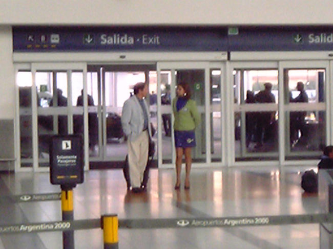 ブエノスアイレス空港にて空港職員の女性を撮る。　遠景かつピンぼけで申し訳ありません。　南米の女性は皆さんとってもスタイルが良いので驚きました。