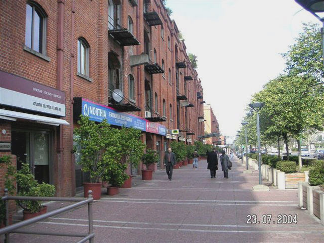 ブエノスアイレス 市内のコロン公園。ドック沿いの倉庫を改装した建物に沢山のレストランが入っている。　どの店も結構高級。