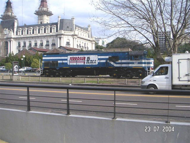 市内のコロン公園。税関の建物をバックにして公園沿いを走る貨物列車を撮影。
