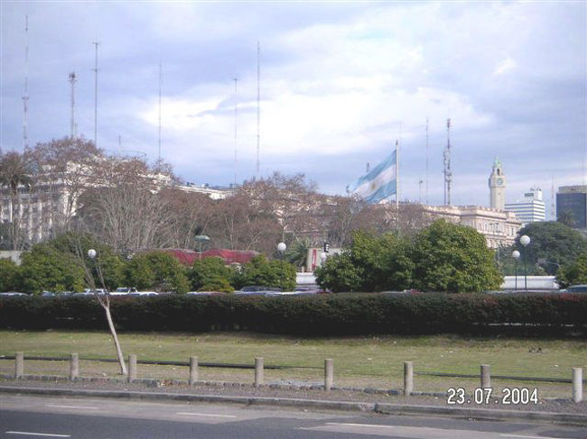 ブエノスアイレス 市内のコロン公園。巨大なアルゼンチン国旗がたなびいていた。写っている建物は多分大統領府だと思います