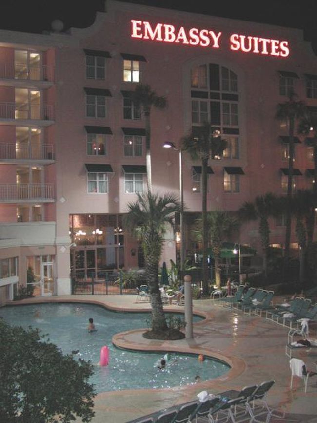 オーランド市内の　エンバシースイートホテル　　比較的安価で泊まれる為か、家族連れが非常に多かった。　しかし、ごらんの通りの豪華さ。　さすがフロリダ・・・かな。