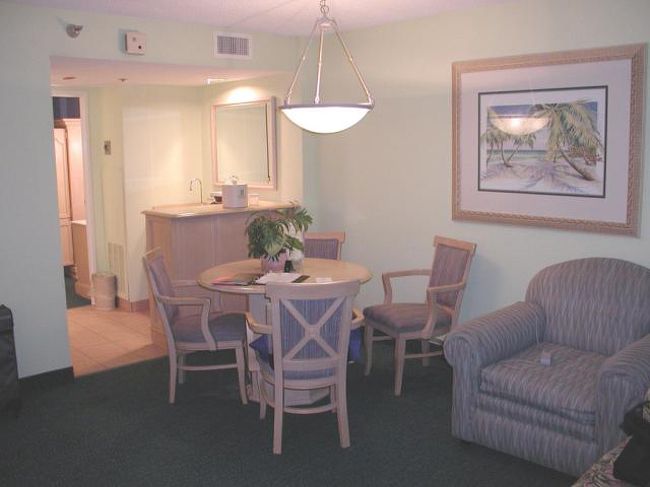 エンバシースイートホテルの室内。　とても広くて、やはり家族一緒に泊まるのが最適なホテル。