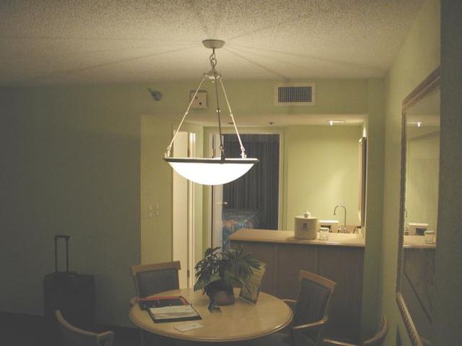 エンバシースイートホテルの室内。　テーブルや椅子もごらんの通りの大きさ。　ベッドがとても大きいのが判りますか？