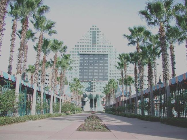 ディズニーランド内のホテル　　外観は凄い、さすがディズニー・・・だが室内は・・・　まっ、言わずにおきます。