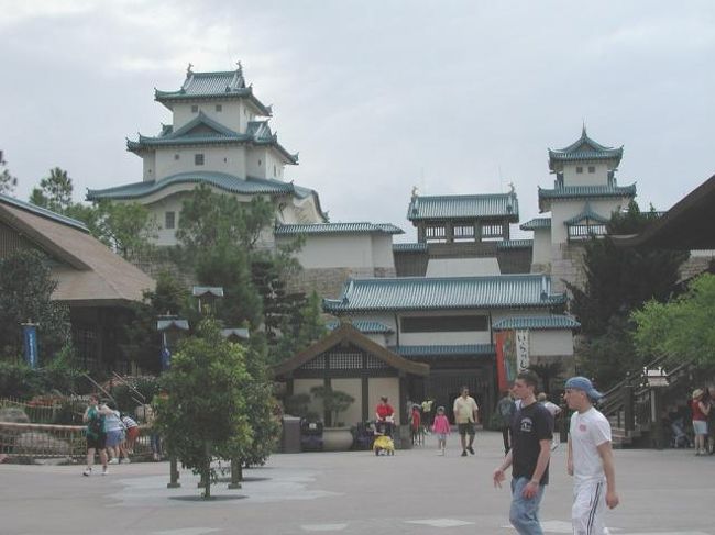 日本館。　　どこか違うよネ・・・。