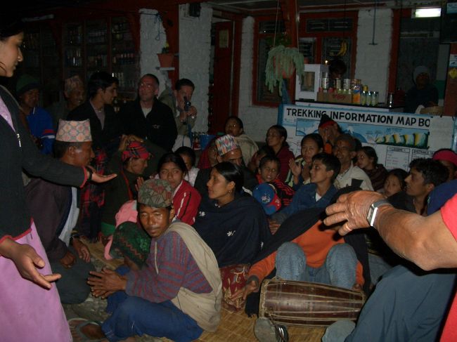 夜ティハールの催し、踊りを見に行く。単調なメロディーに合わせて踊る姿に民族舞踊を見た。<br /><br />